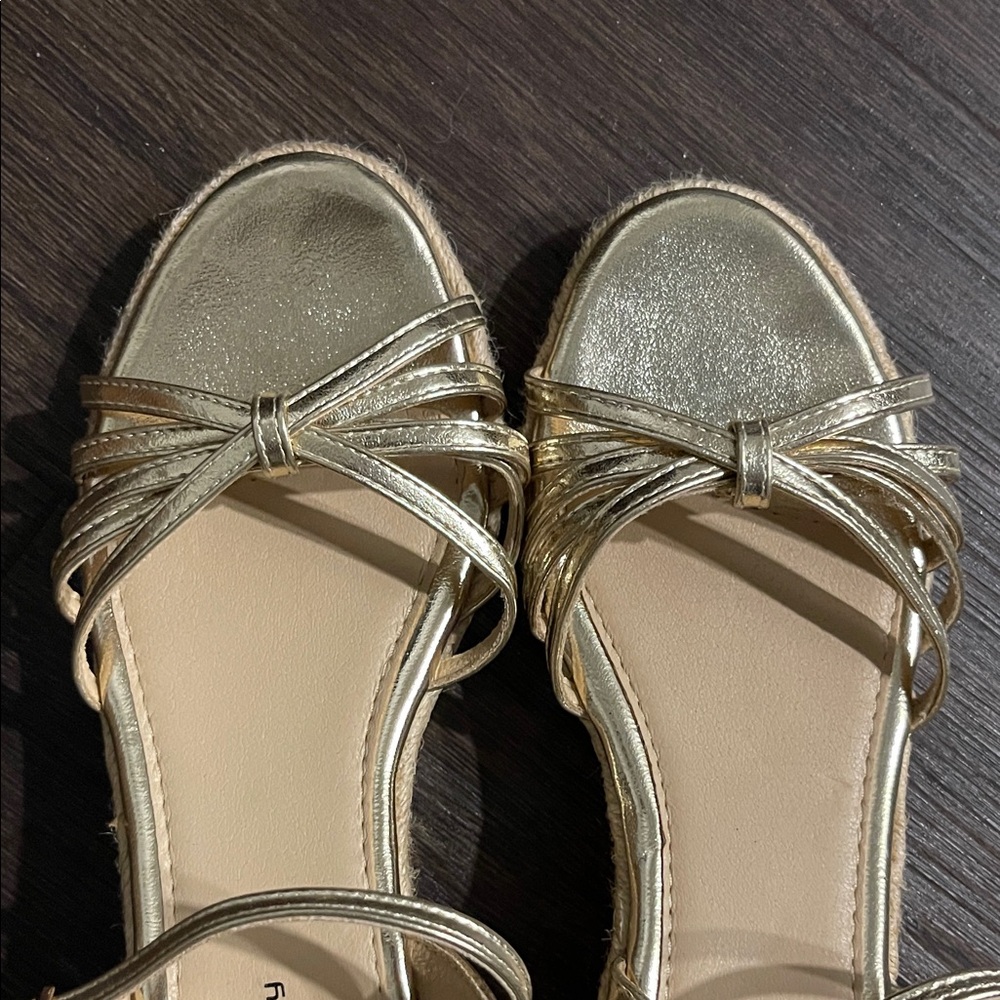 Elegant Gold Strappy Women's Sandals- Like New. 7.5 Chinese Laundry